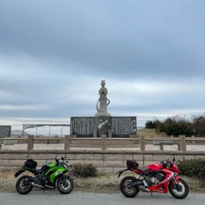 大貫中央海水浴場にほど近い名も無き銅像にてNinja650とCBR650R