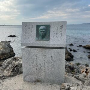 森戸神社奥の石原裕次郎石碑にて