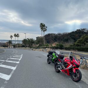 横須賀市佐島エリアのトロピカルな通りにてNinja650とCBR650R