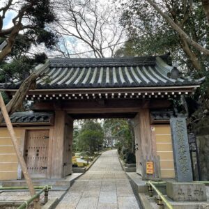 鎌倉・報国寺の門にて