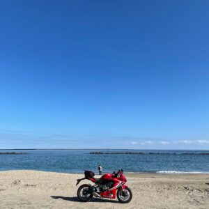 阿字ヶ浦海岸の砂浜にてwith CBR650R