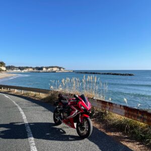 海沿いの道「浜街道」を走るCBR650R