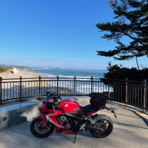 鵜の岬のステージから砂浜を見下ろすCBR650R
