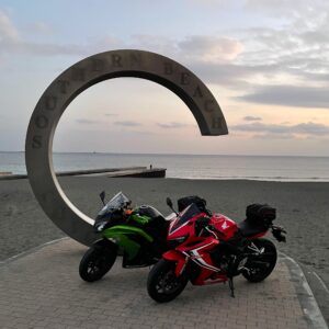 茅ヶ崎サザンビーチモニュメント「茅ヶ崎サザンC」にてNinja650とCBR650R