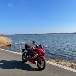 涸沼の北側を走るCBR650R