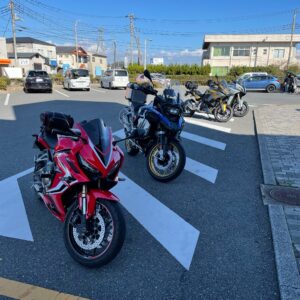 「道の駅ちくら」の駐輪場にてwith CBR650R
