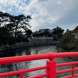みそぎ橋から森戸神社の眺め
