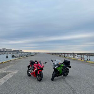 金田みたて海岸のCBR650RとNinja650