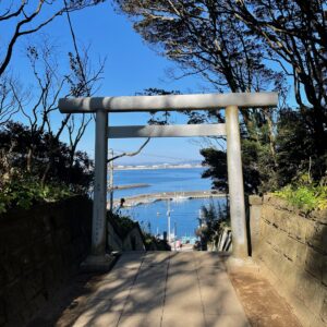 酒列磯前神社の海が見える鳥居にて