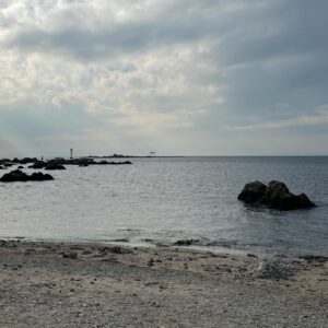 葉山・森戸神社奥の名島の鳥居を臨む