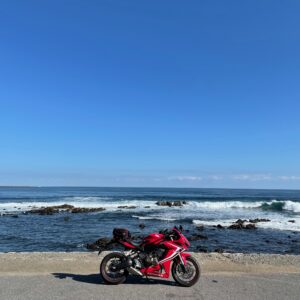 磯崎海岸にて海とコラボするCBR650R