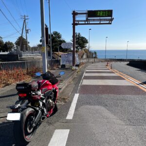 浜の宮らせん橋で海へ向かうCBR650R