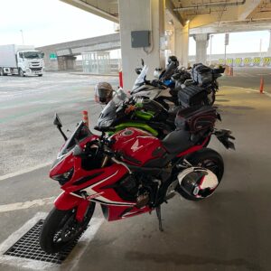 海ほたるの駐輪場にてwith CBR650R