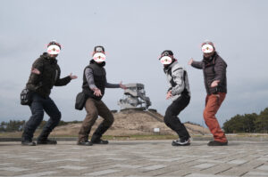 ドラゴンタワーをバックにする4人のバイカーwith chizuo