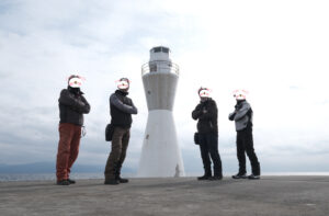 ふじのくに田子の浦みなと公園海際の白い灯台で4人ポーズwith chizuo