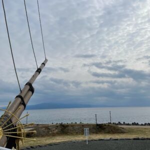 ふじのくに田子の浦みなと公園内の帆船から眺めた伊豆半島