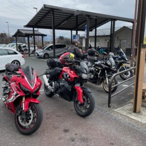 「道の駅ふじおやま」の駐輪場でマスツーお揃いの4台