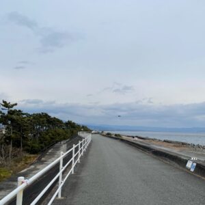 富士川海岸近くの海沿いの防波堤上のロード風景