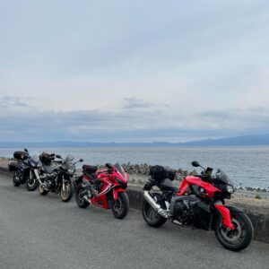 富士川海岸近くの海沿いの防波堤にて並ぶ4台のバイクwith CBR650R