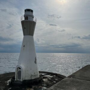 ふじのくに田子の浦みなと公園海際の白い灯台