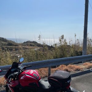 御宿の海を一望できるメキシコ記念塔駐車場から見える御宿の海with CBR650R