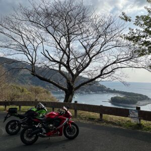 西伊豆r17沿いの「夕映えの丘」にて西伊豆御浜岬の戸田灯台with CBR650R&ninja650
