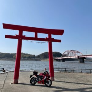 高滝湖際に建つ紅の鳥居と紅のCBR650R