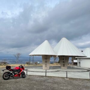 富士見金太郎ラインの誓いの丘公園のあずまやにてwith CBR650R