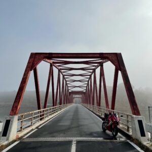 長柄ダム湖に架かる橋にてwith CBR650R