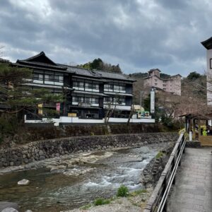 伊豆修善寺の桂川沿いに建つ純和風な温泉宿の風景