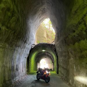 素掘り二層式トンネル(向山・共栄トンネル)の異次元空間にてwith CBR650R