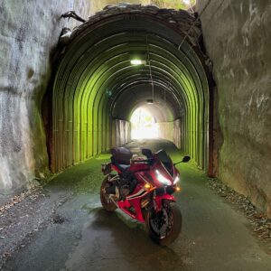 素掘り二層式トンネル(向山・共栄トンネル)の異次元空間にてwith CBR650R