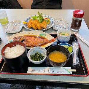 西伊豆土肥・食事処さくらの金目鯛の煮付け&アジフライ