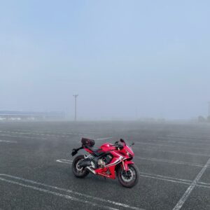 長柄ダムに隣接するロングウッドステーションの駐車場を独占中のCBR650R