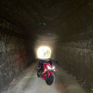自然そのままにくり抜いた感の柿木台第二トンネルにてCBR650R