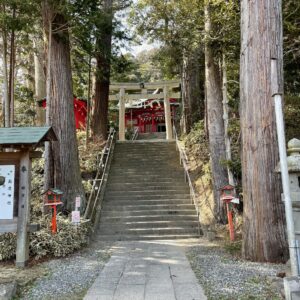 高滝湖沿いに立つ高瀧神社の石段を登る