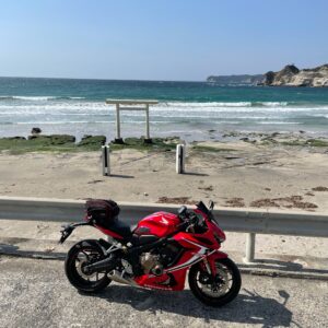 鵜原海岸の八坂神社一の鳥居with CBR650R