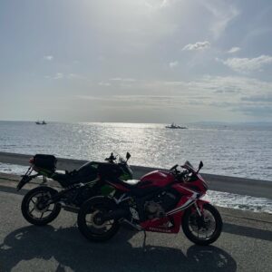 西伊豆御浜岬手前の海際の駐車場にてwith CBR650R&ninja650