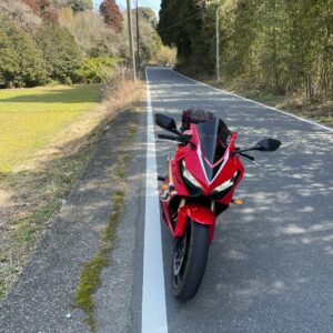 「石神菜の花畑」手前の1.5車線にてwith CBR650R