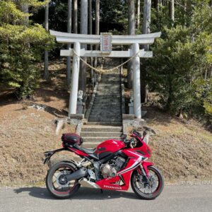 「石神菜の花畑」に隣接する羽雄神社の鳥居にてwith CBR650R