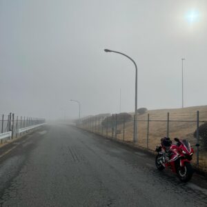 霧の立ち込める長柄ダムにてwith CBR650R②
