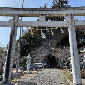 高滝湖沿いに立つ高瀧神社の風情ある鳥居にて