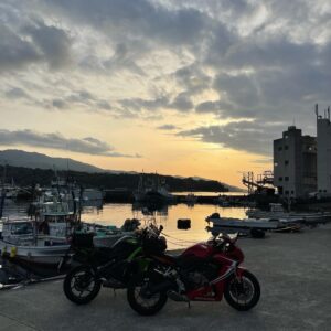 伊豆半島北部のr17沿いの漁港から眺める夕刻の空with CBR650R&ninja650