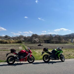 福島の桜の名所さくら湖手前のたんぼにてwith CBR650R&ninja650