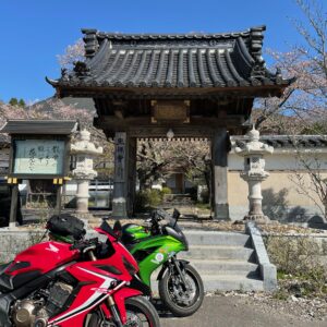 福島・桜の名所さくら湖エリアの福聚寺の門にてwith CBR650R&ninja650