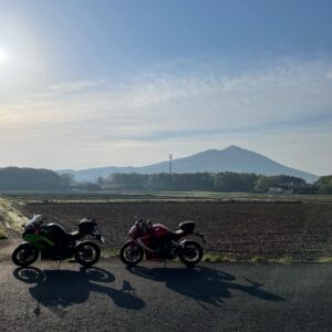 朝空の下、筑波山とCBR650Rとninja650