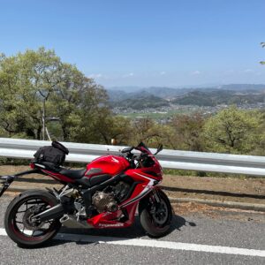 唐澤山神社手前の駐車場の眺望とCBR650R