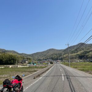 足利エリアの春らしい色の山にてwith CBR650R