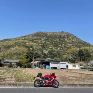 足利エリアの春らしい色の山にてwith CBR650R②