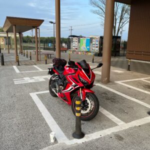 早朝5:30の常磐道守谷SAの駐輪場にてwith CBR650R